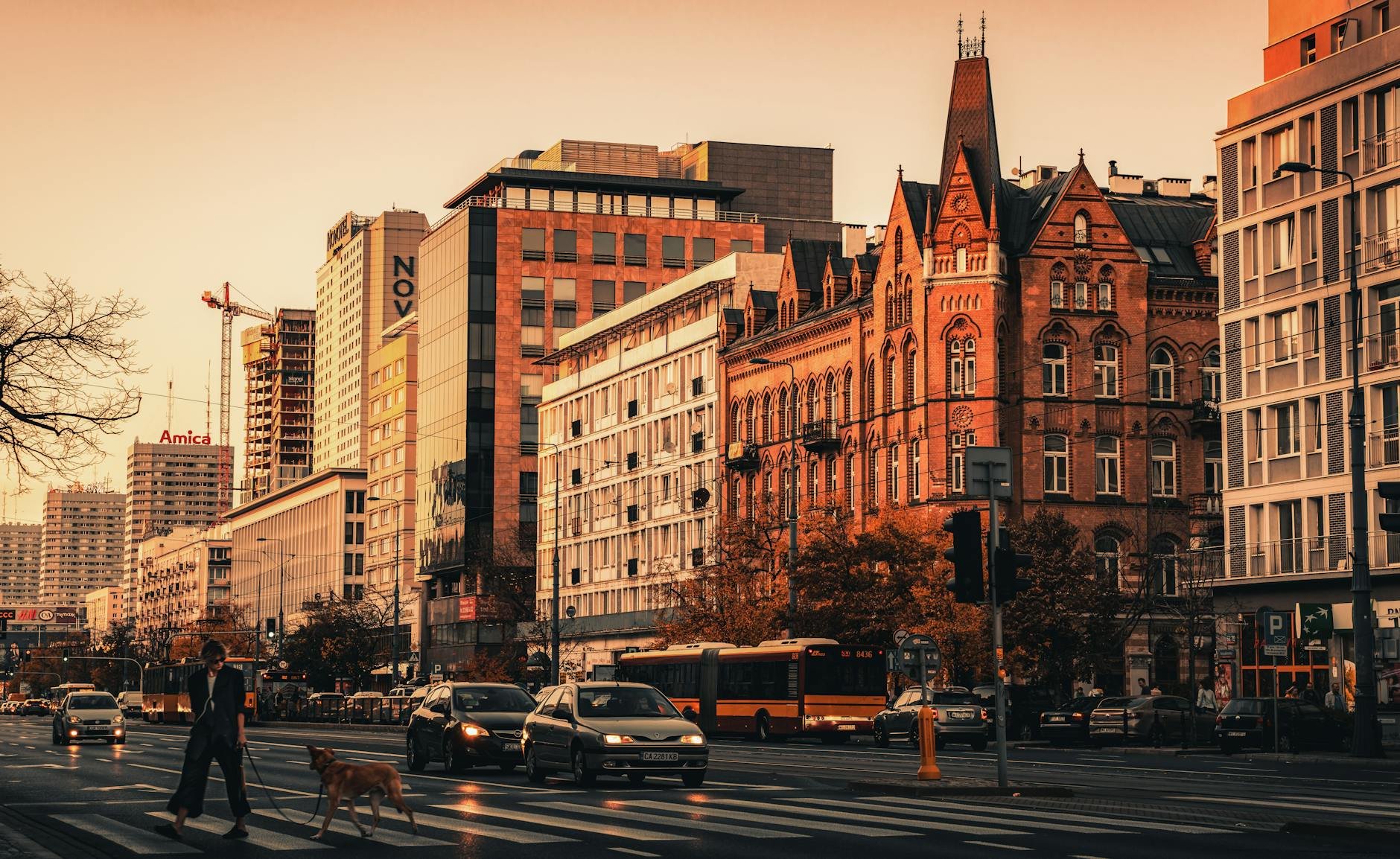 Pessoa escrevendo metas de Ano novo em caderno com calendário e caneta sobre mesa