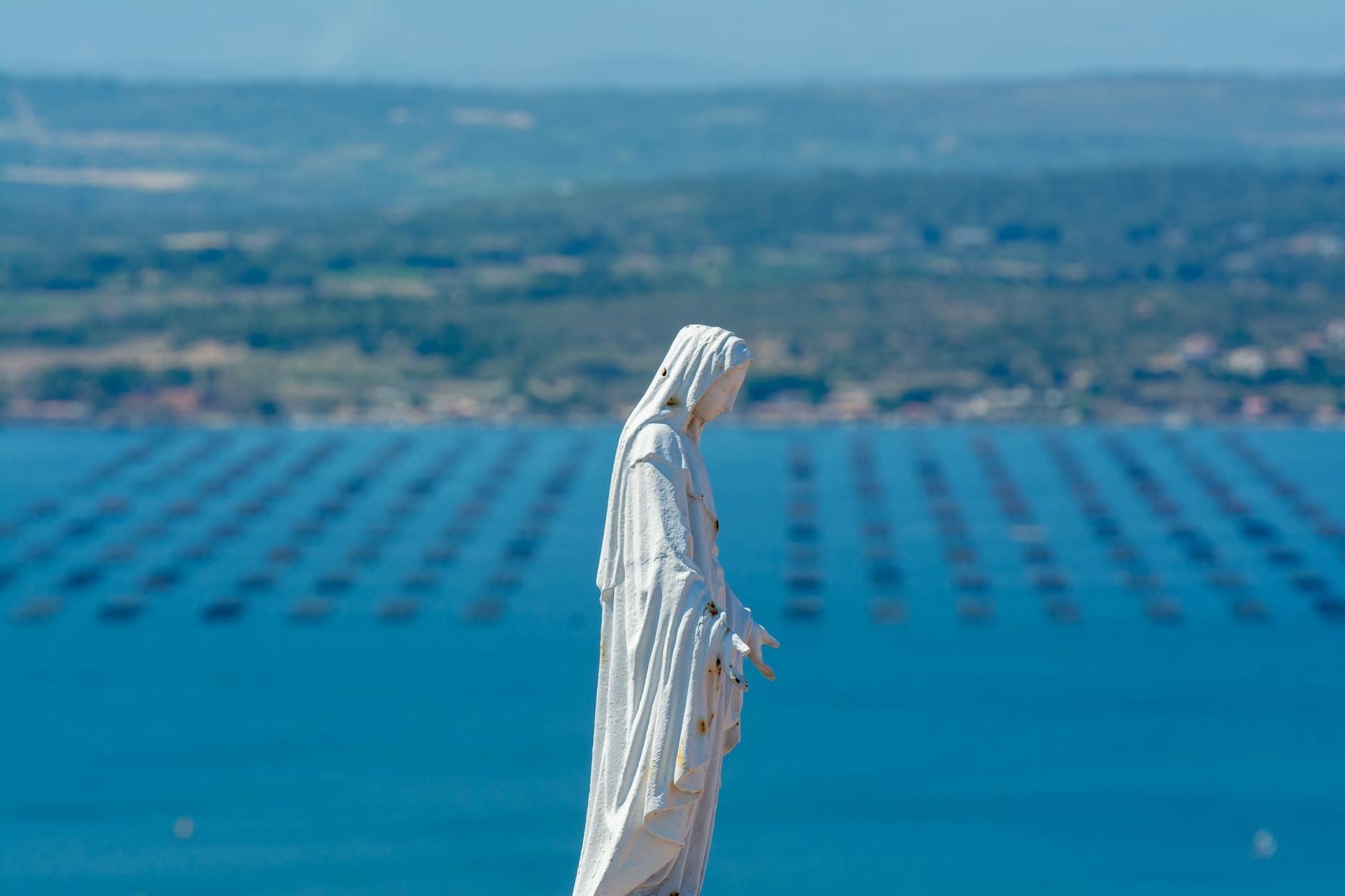 Pessoas de branco no Ano novo segurando uvas e lentilhas à beira-mar, simbolizando sorte e prosperidade