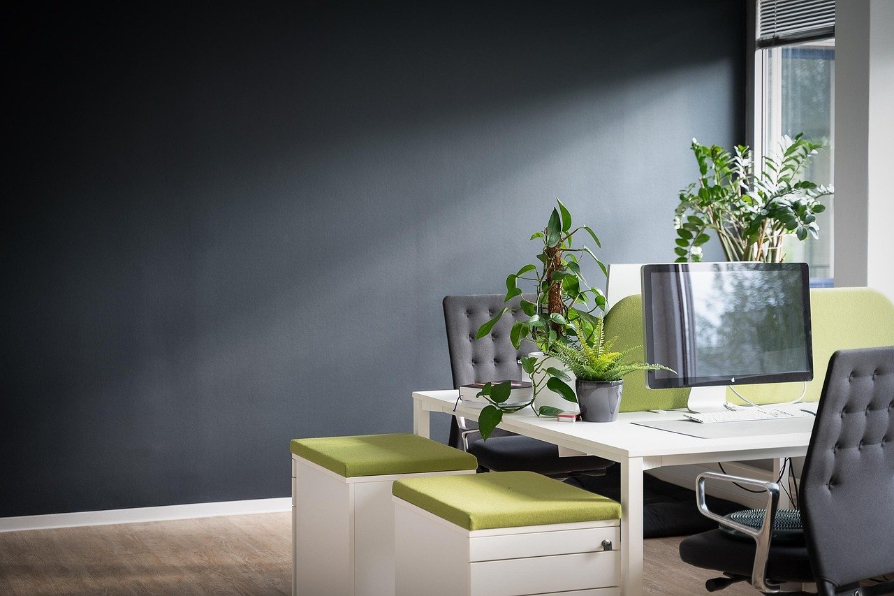 escrivaninha de escritório com dicas de como capturar e-mails com anúncios