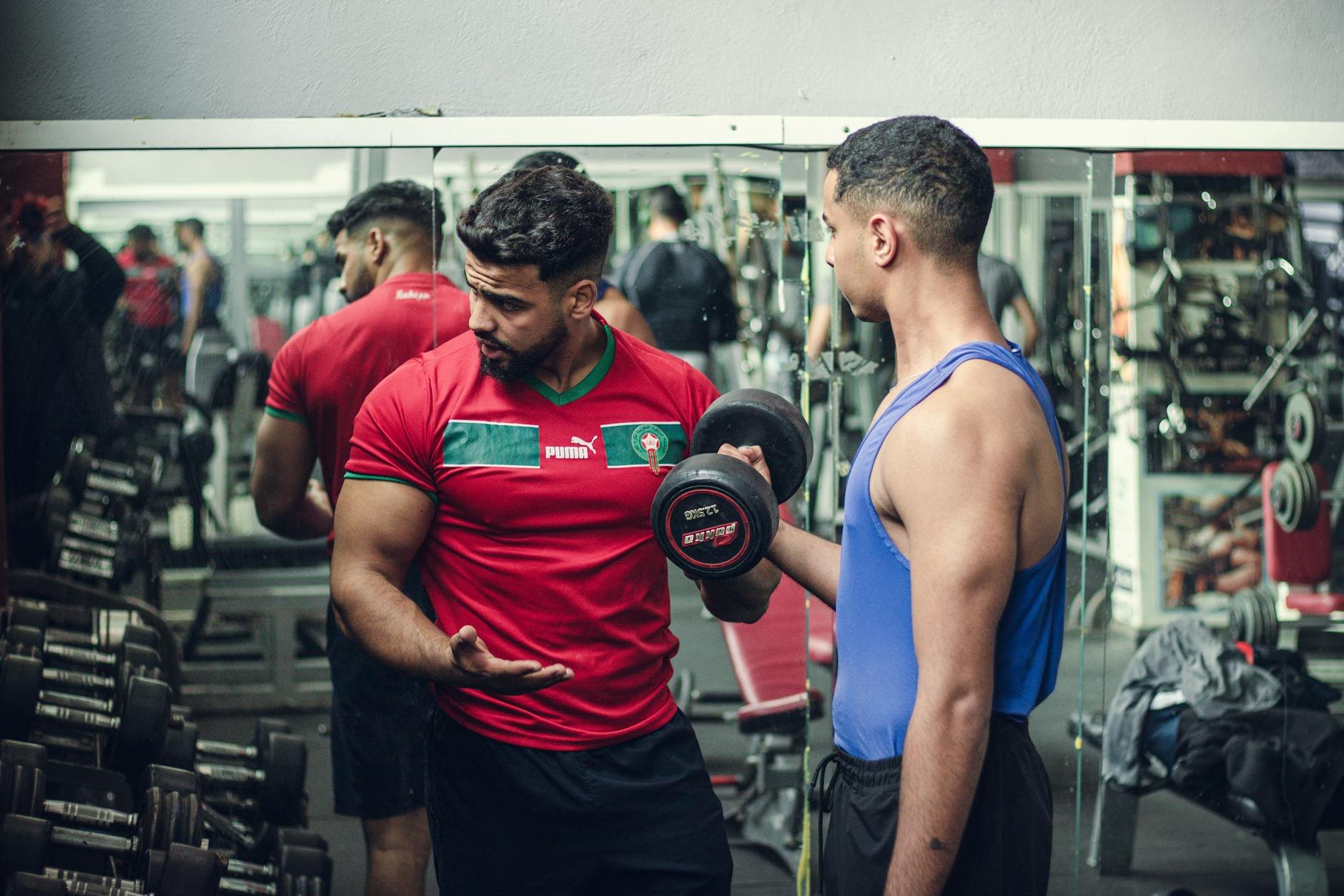 Imagem-alt (Pexels) mostra cliente lendo avaliações online como prova social