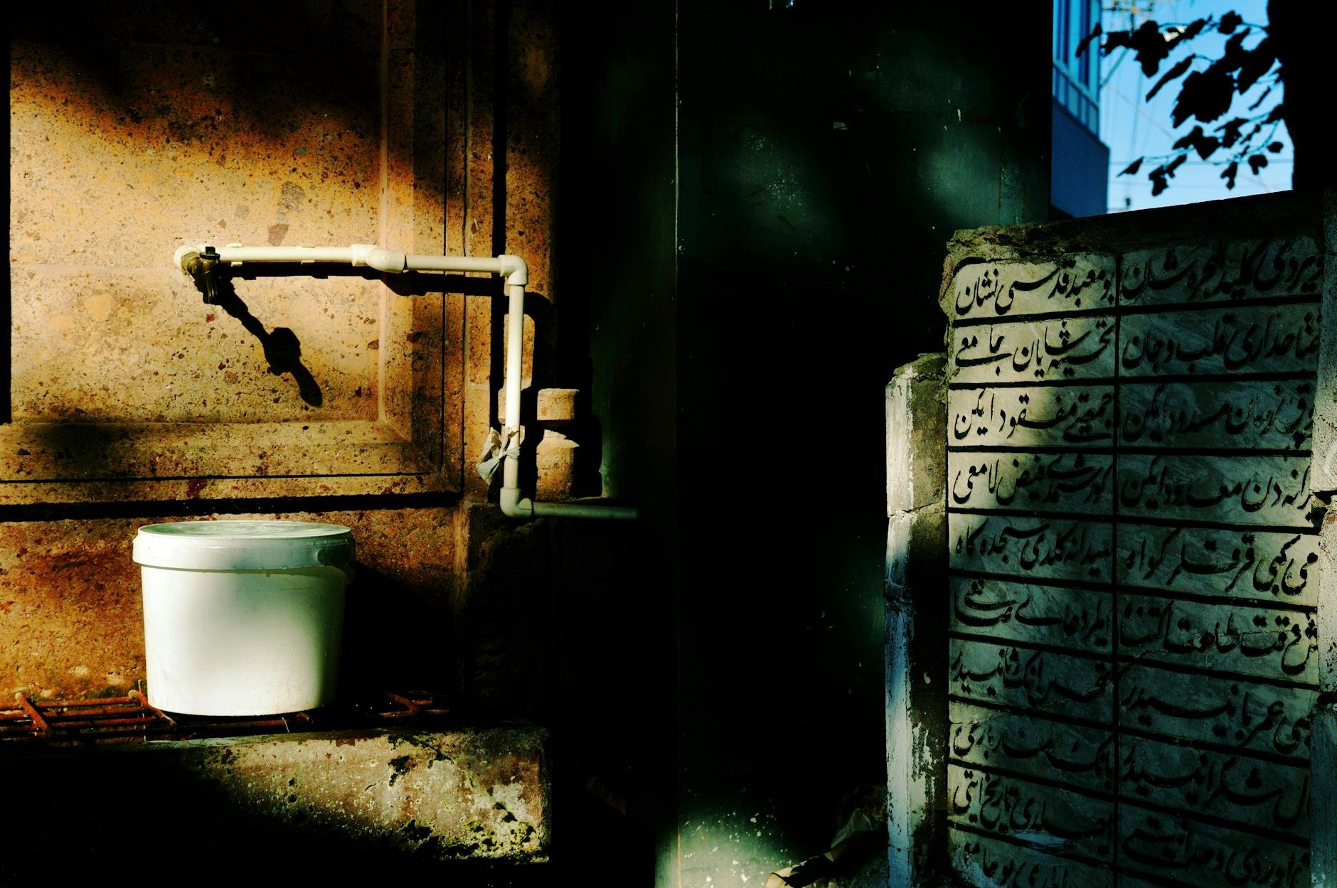 Fonte otomana com caligrafia árabe em Eceabat, Türkiye — metáfora de escassez em página de vendas eficaz