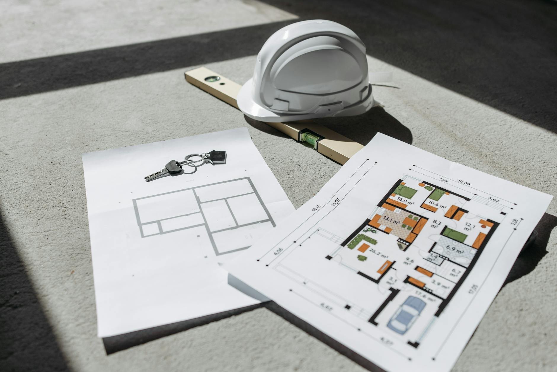 Plantas arquitetônicas com capacete e chaves ao sol, simbolizando a estrutura de uma página de vendas eficaz