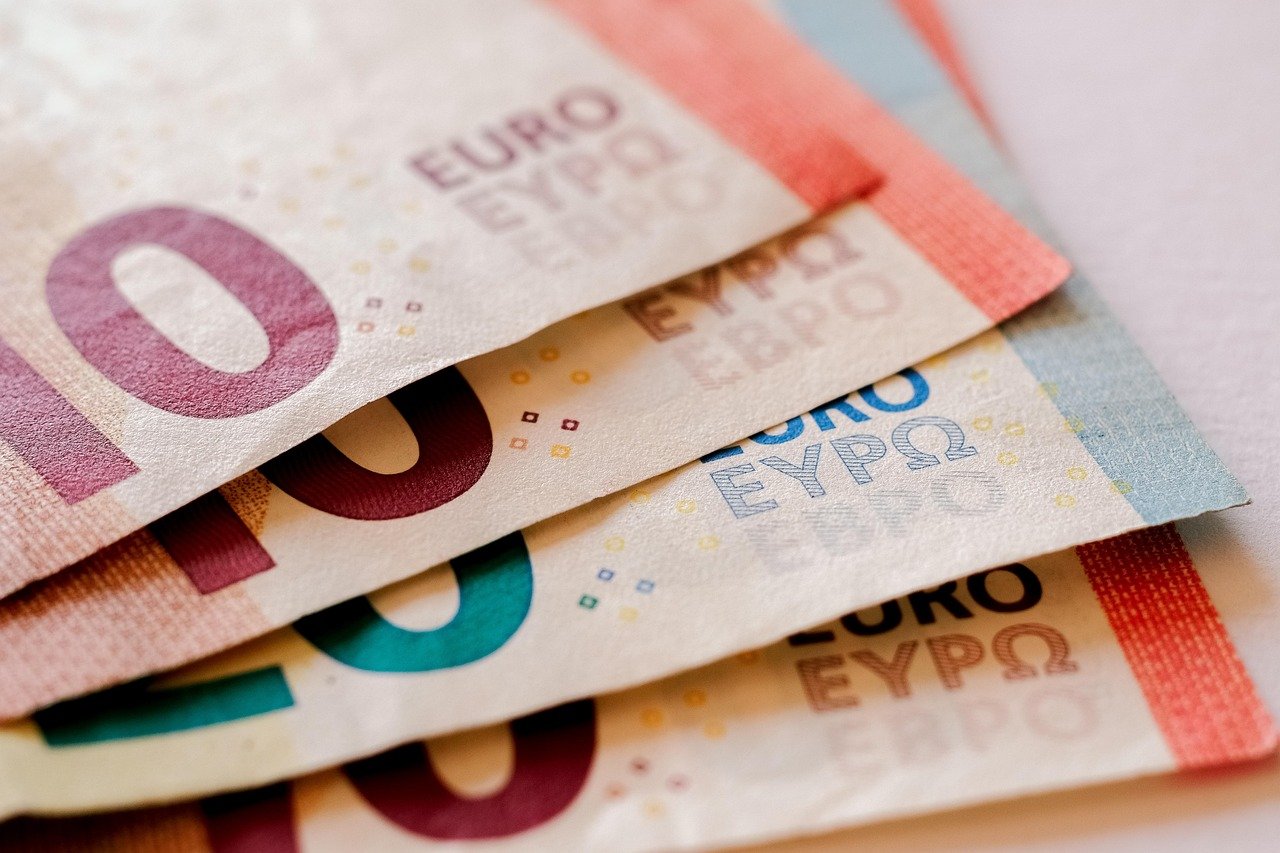 Detalhe macro de notas de euro simbolizando preço e valor em página de vendas