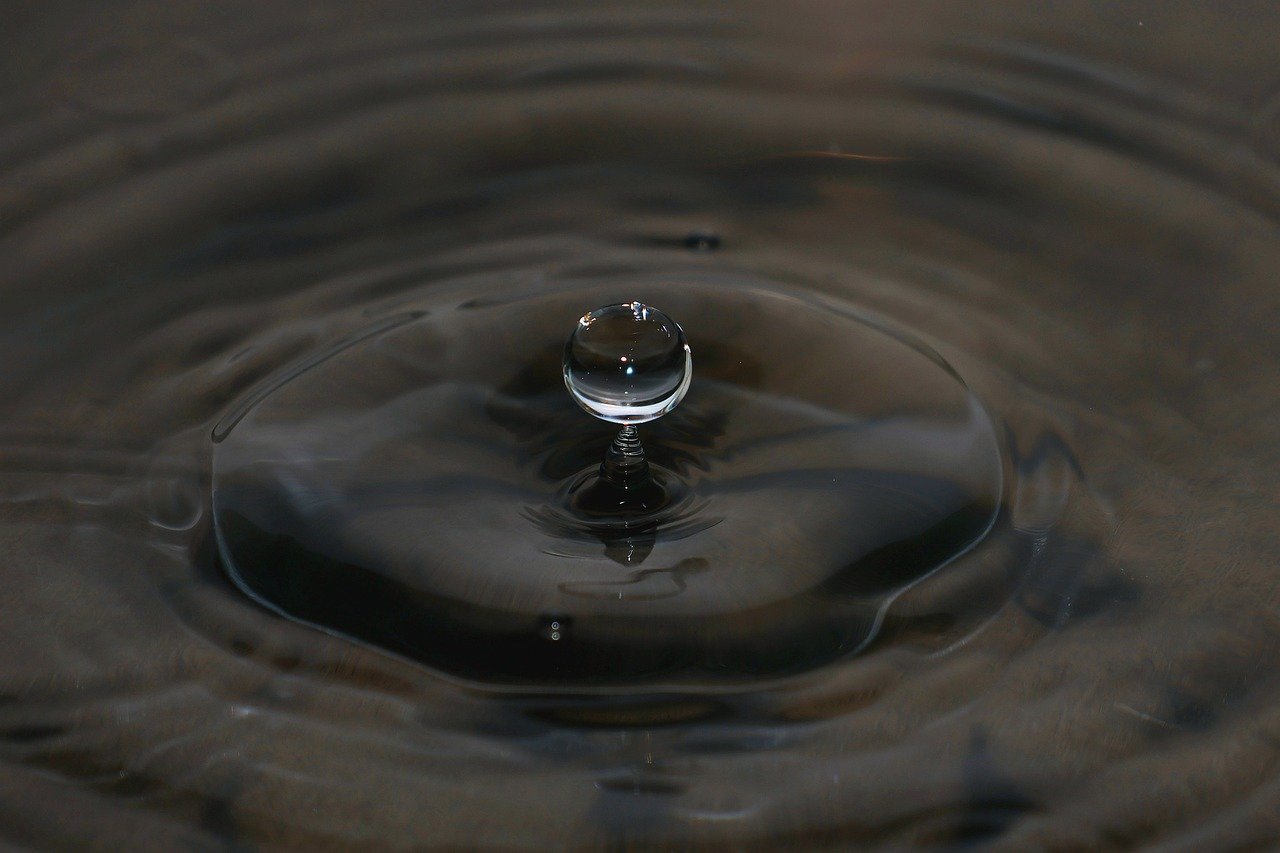 Gota d'água criando ondas, metáfora do impacto ao ajustar táticas de engajamento sem perder audiência