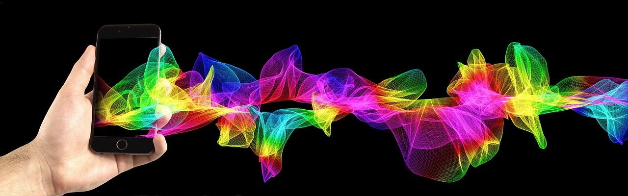 Mão com smartphone e ondas de dados ilustrando gatilhos e mensagens em campanhas de engajamento