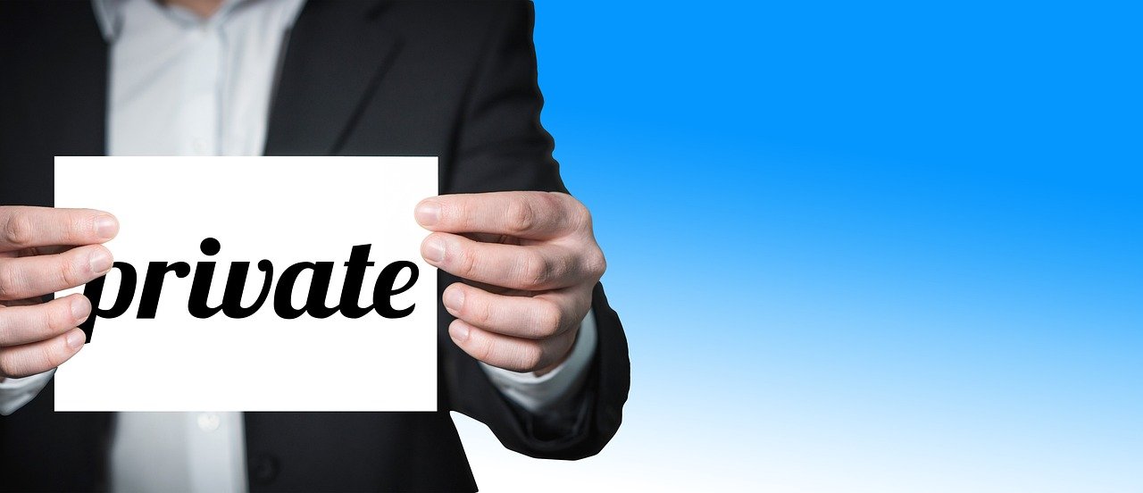 Profissional representando privacidade e segurança legal na captura de e-mails com anúncios