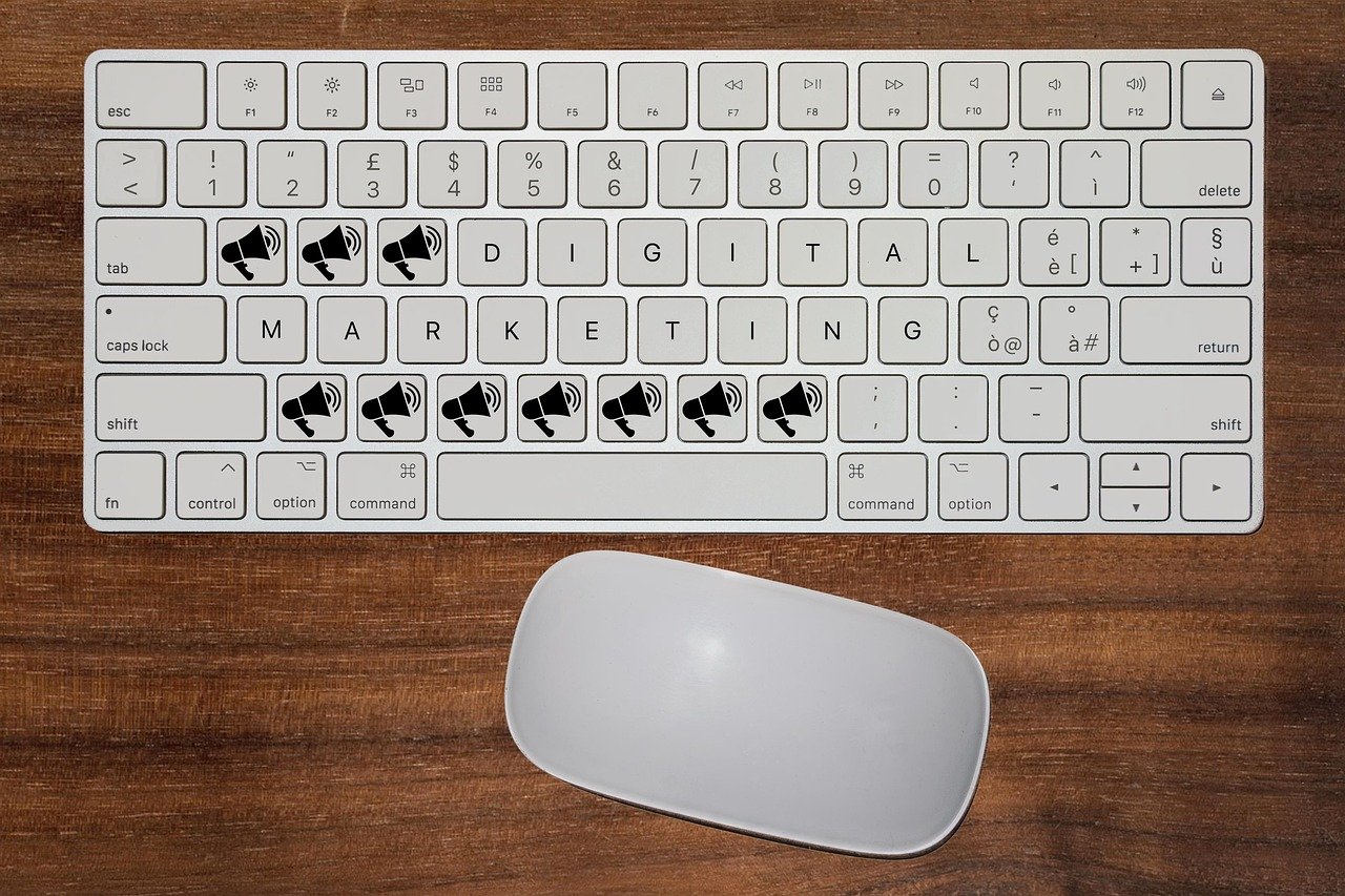 Teclado e mouse em mesa para como capturar e-mails com anúncios