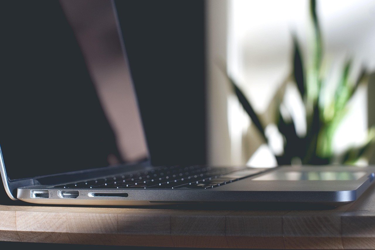 Escritório de marketing ilustrando como capturar e-mails com anúncios em um caderno