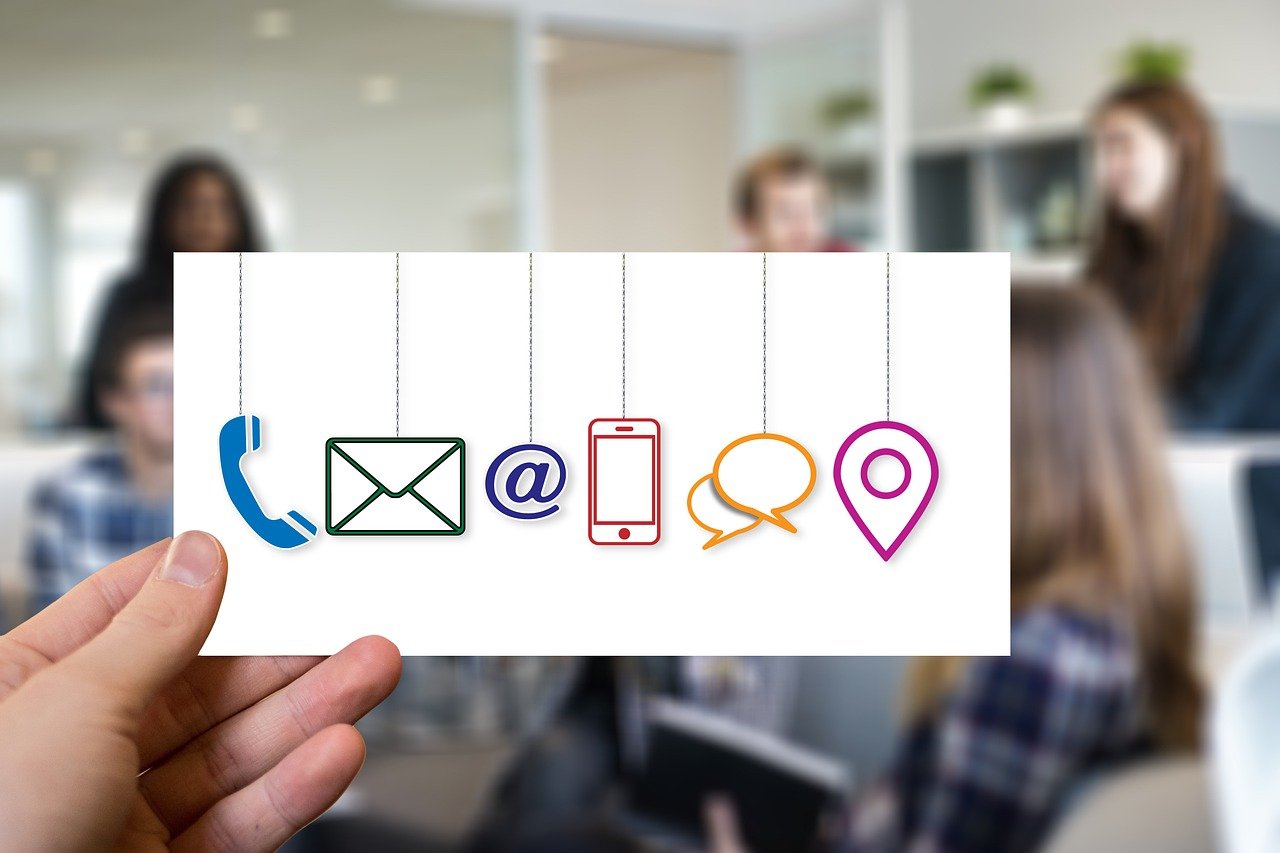equipe no escritório utilizando ferramentas para capturar e-mails com anúncios