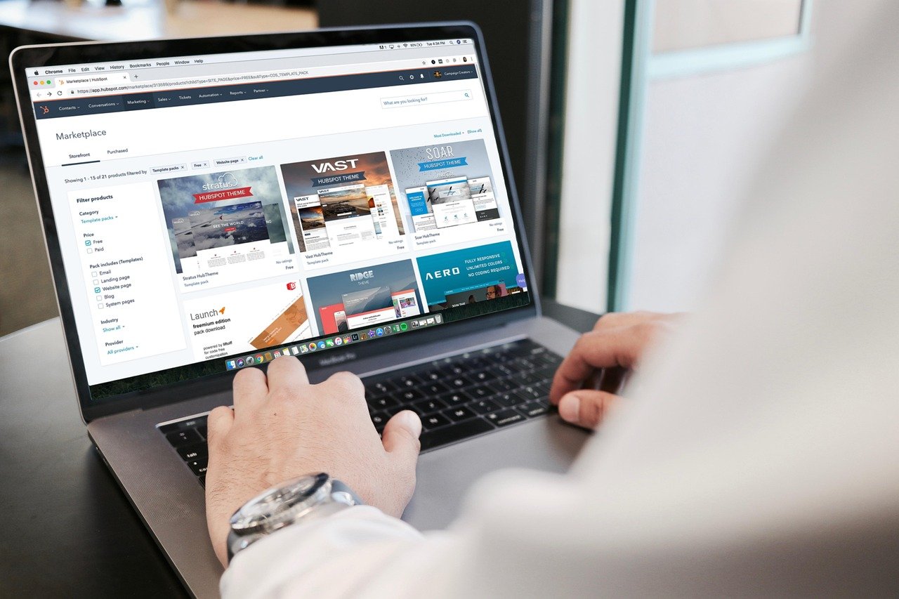Conceito de marketing digital para capturar e-mails com anúncios