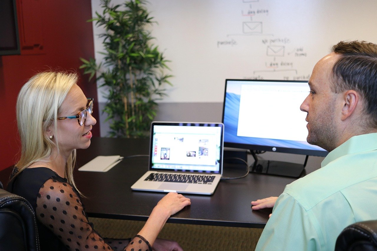 marketing digital e comunicação para campanha de captação de alunos em ambiente de trabalho