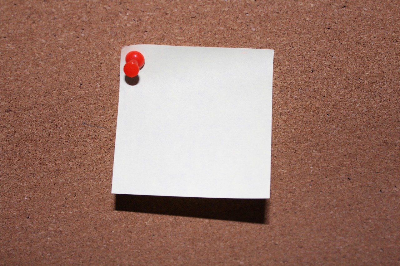 Anotações em post it destacando erros comuns em campanhas de captação de alunos