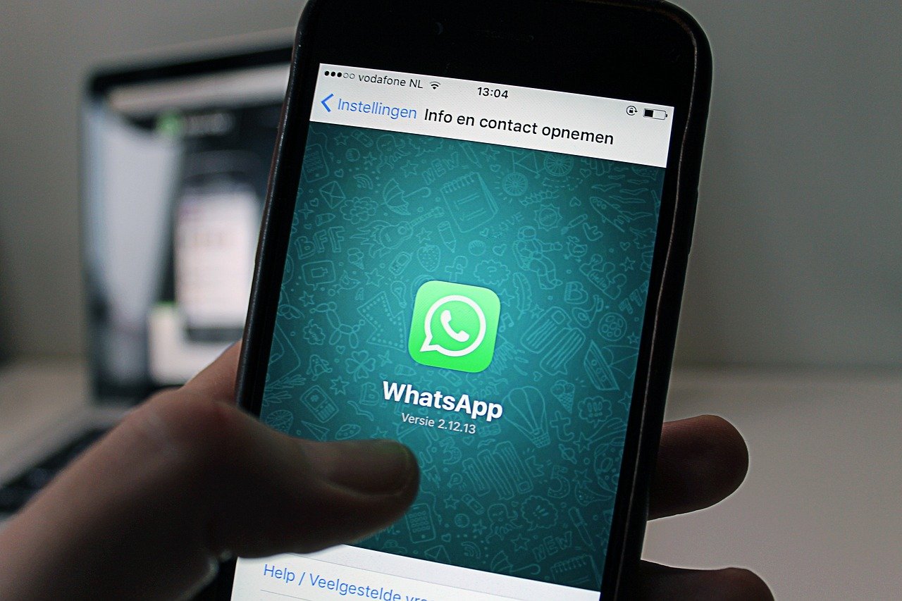 Telefone mostrando tela de WhatsApp para otimizar campanhas com WhatsApp API