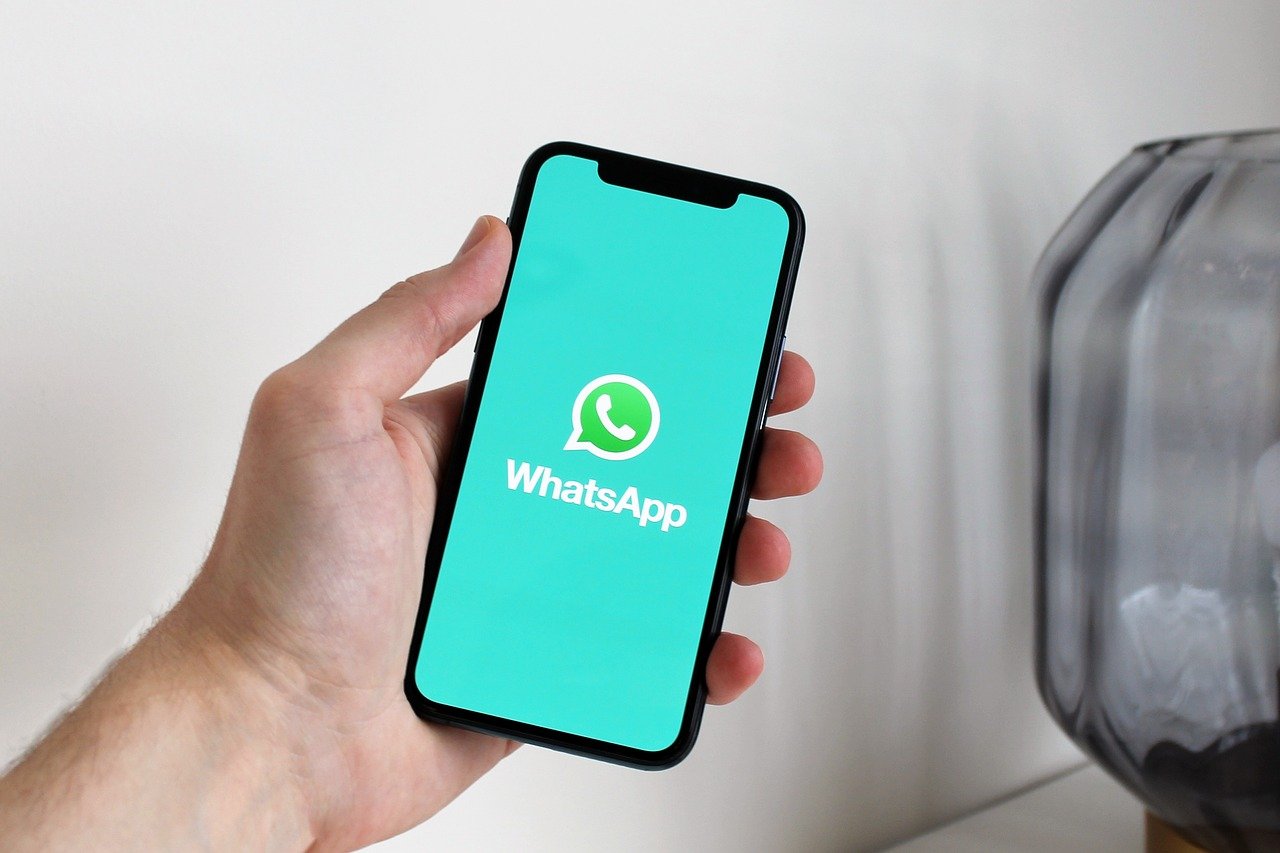 smartphone com WhatsApp representando uso da WhatsApp API com tráfego pago