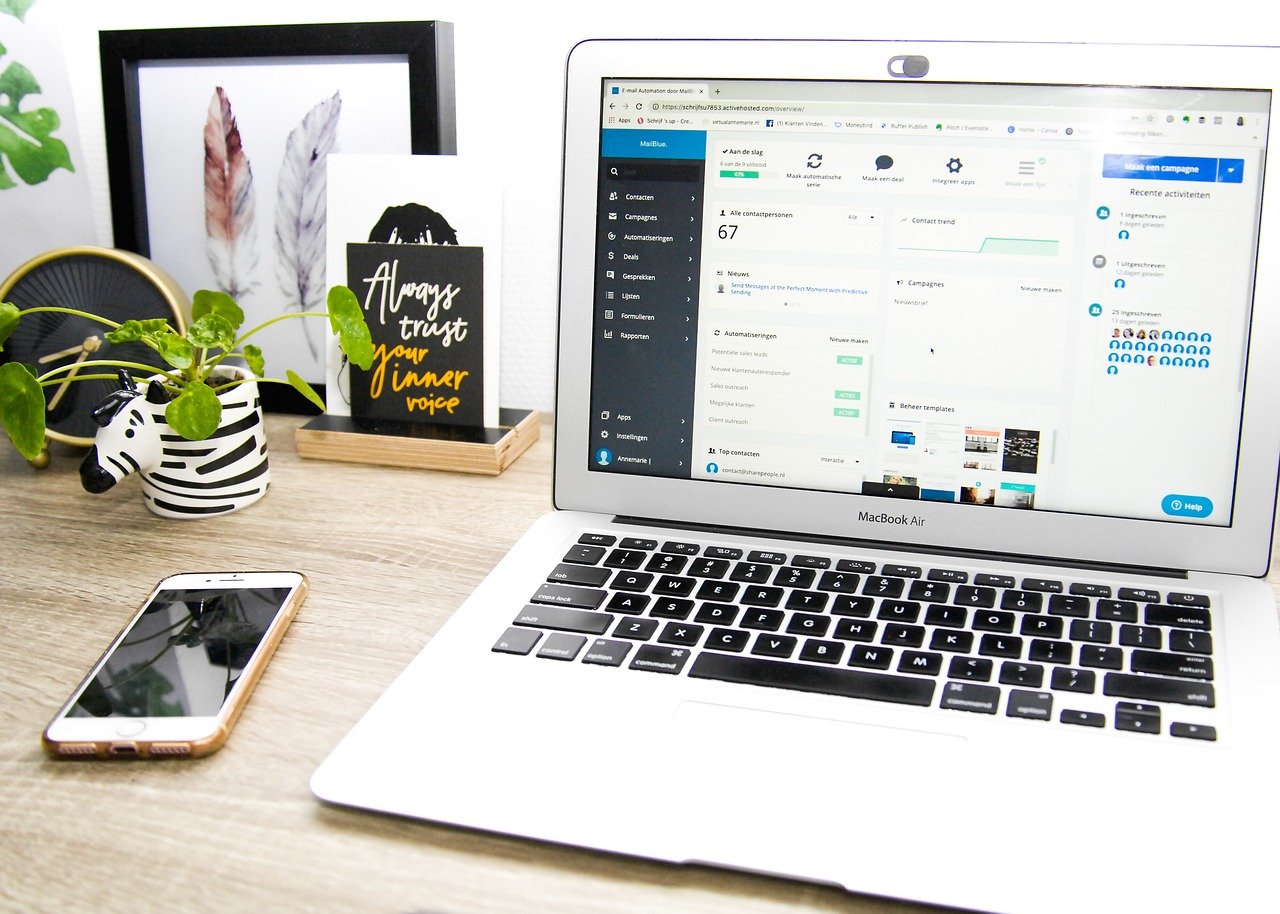 Dispositivos digitais em escrivaninha para práticas de WhatsApp API e tráfego pago