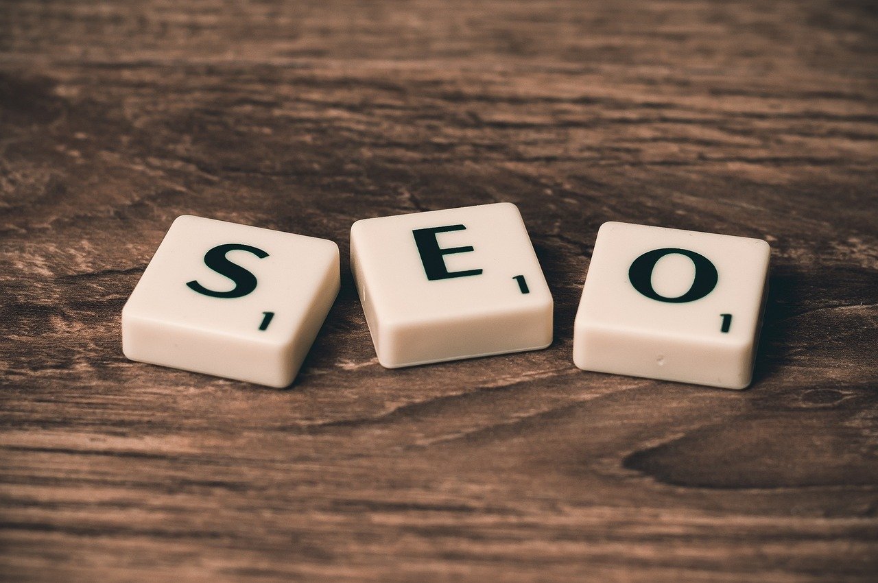 Tela com anúncios para marketplace destacados em resultados de busca