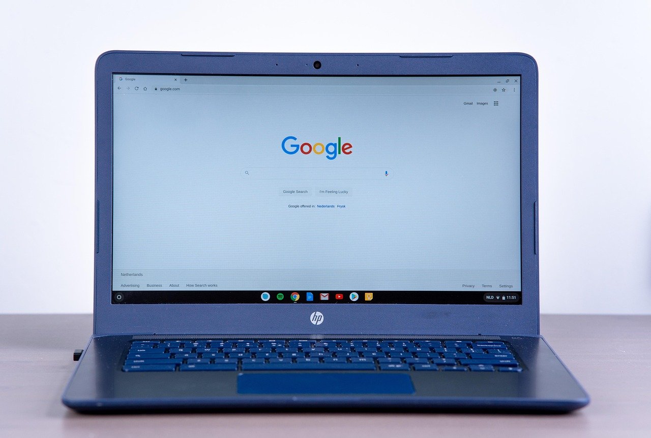 Tela de computador exibindo anúncios de pesquisa em página de resultados