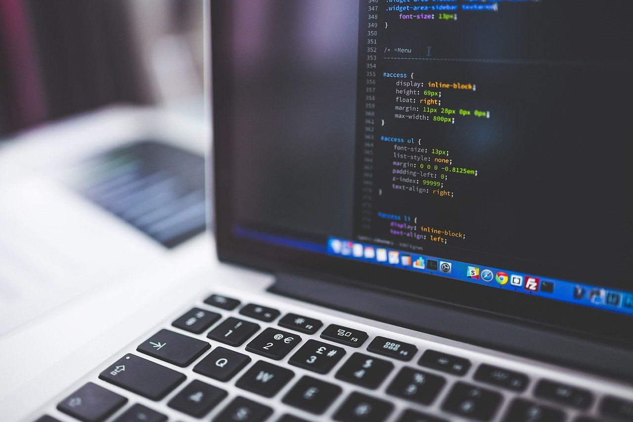 Equipe analisando estratégias de retenção em um painel de CRM