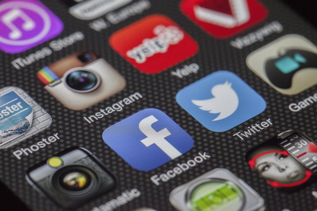 Tela de smartphone exibindo campanhas no Instagram focadas em conversão