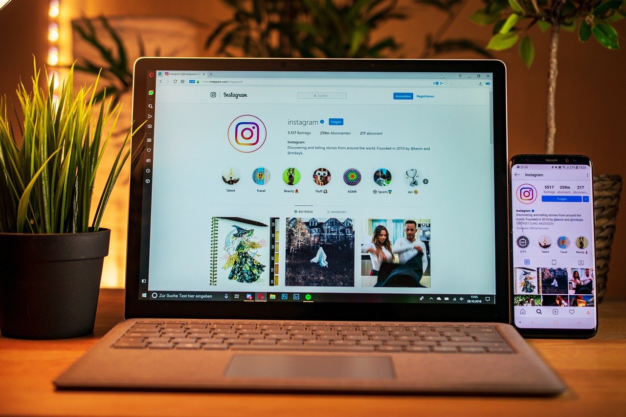 Pessoa analisando campanhas no Instagram com foco visual