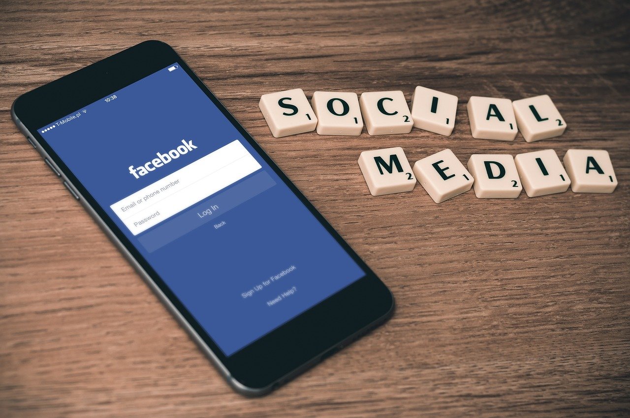 Tela de smartphone mostrando campanhas no Instagram com anúncios segmentados