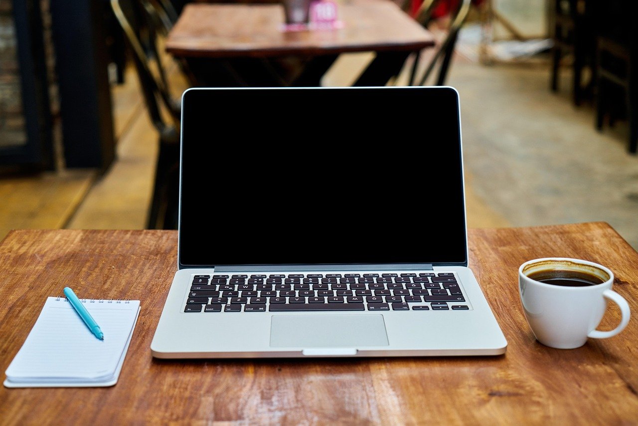 Vendedor anotando dados comportamentais para criar ofertas personalizadas