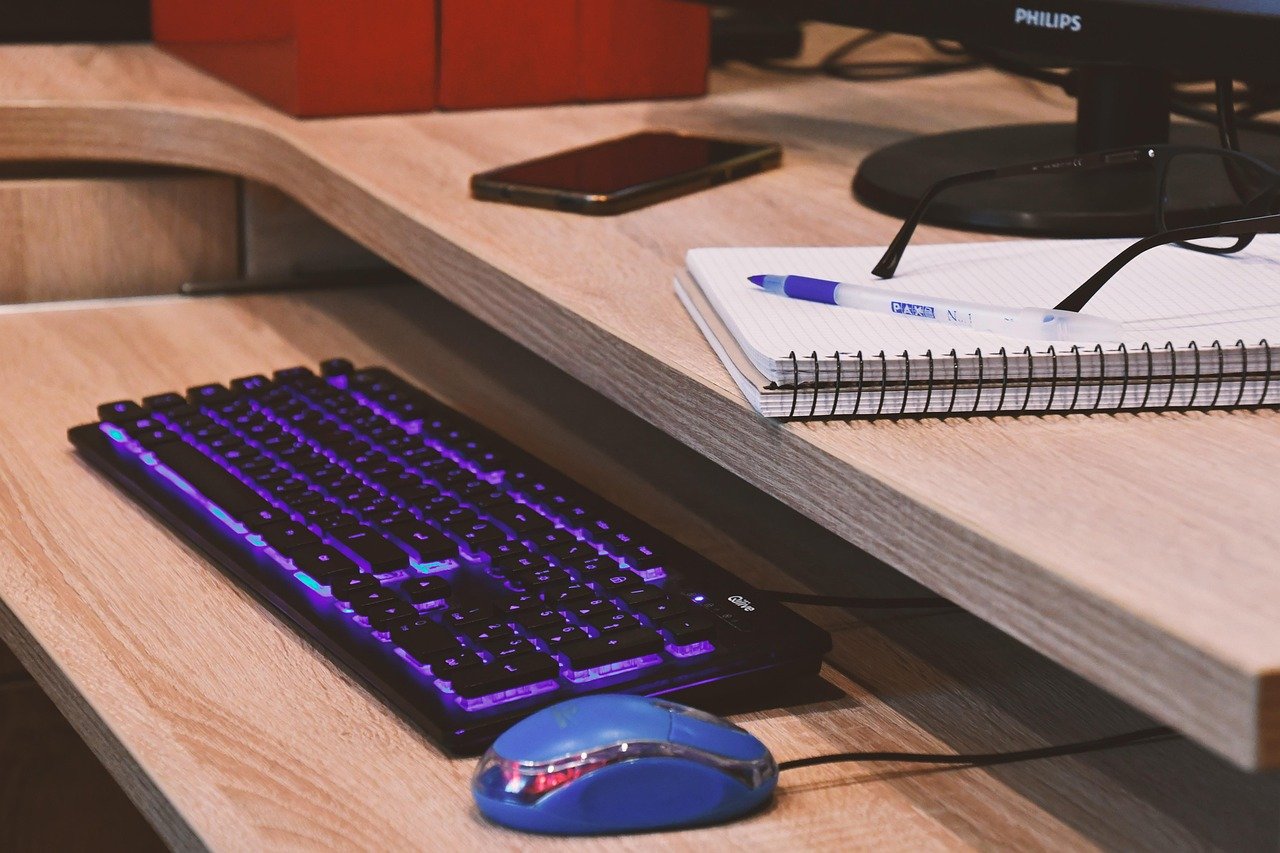 Empreendedor usando planilha para criar ofertas personalizadas