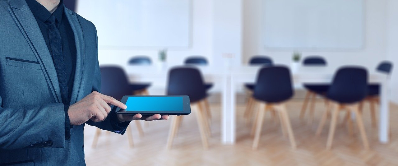 Equipe analisando relacionamento com clientes em tela de CRM