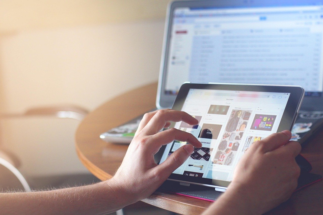 Tela de computador exibindo anúncios responsivos em diferentes formatos