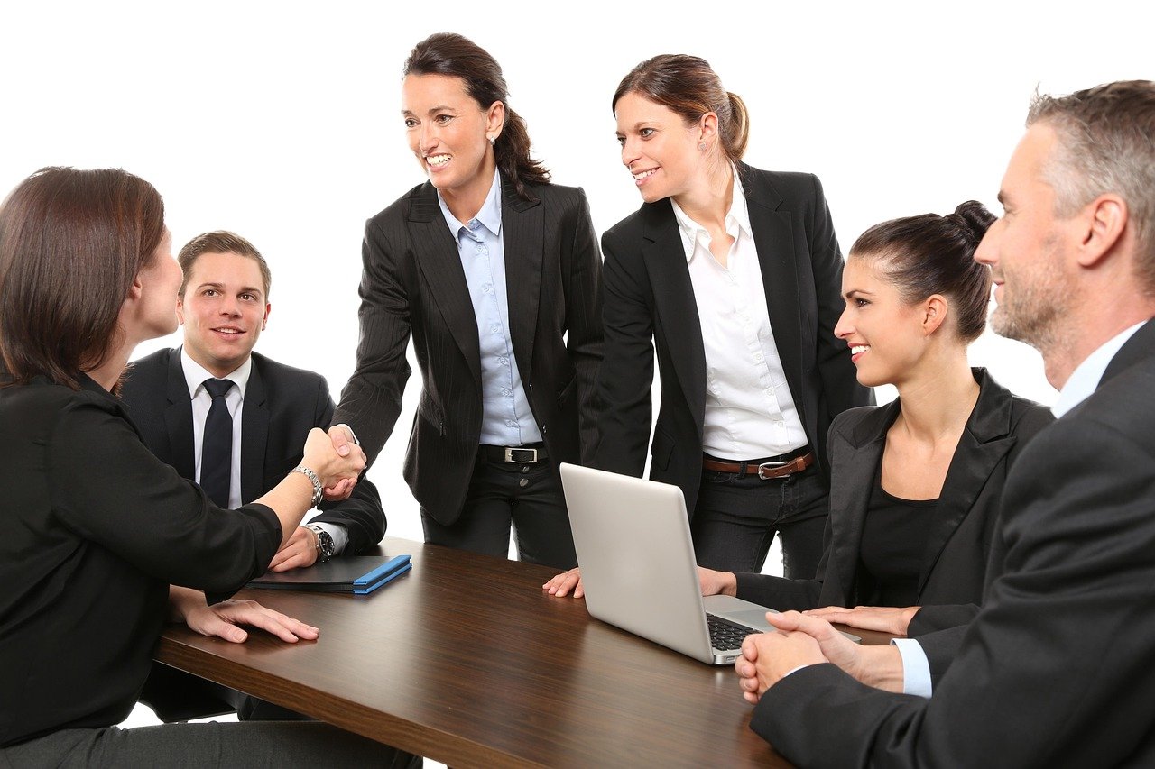 Equipe comercial usando CRM para marketing integrado a campanhas digitais