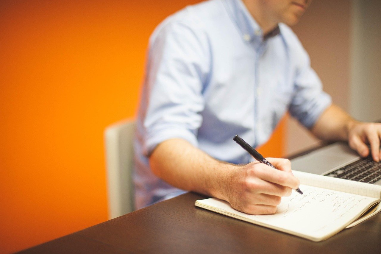 Equipe ajustando automação de marketing com dados do CRM