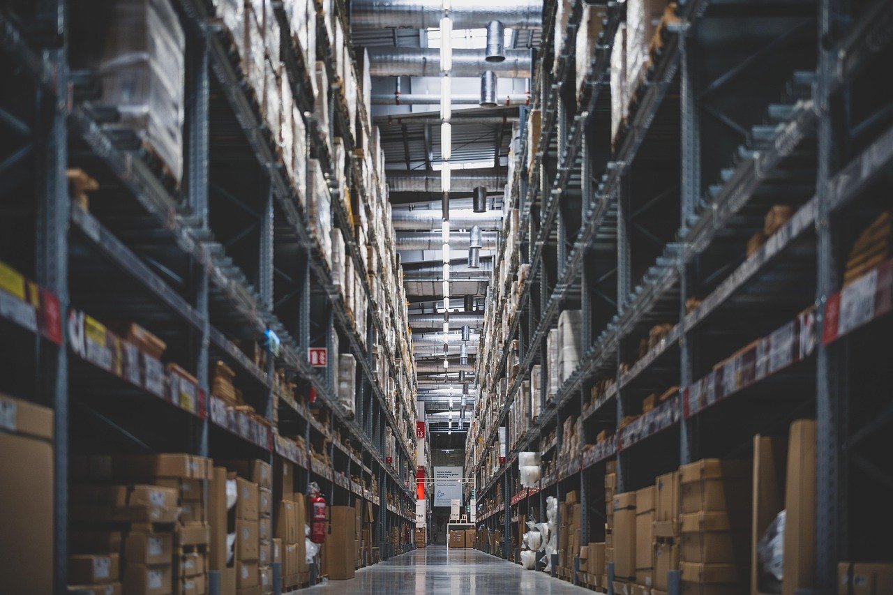 Estoque organizado em prateleiras para gestão de estoque no marketplace