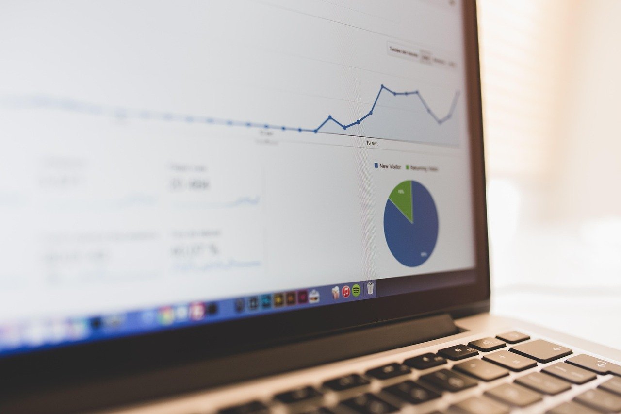 Tela de computador com CRM para vendas online em uso