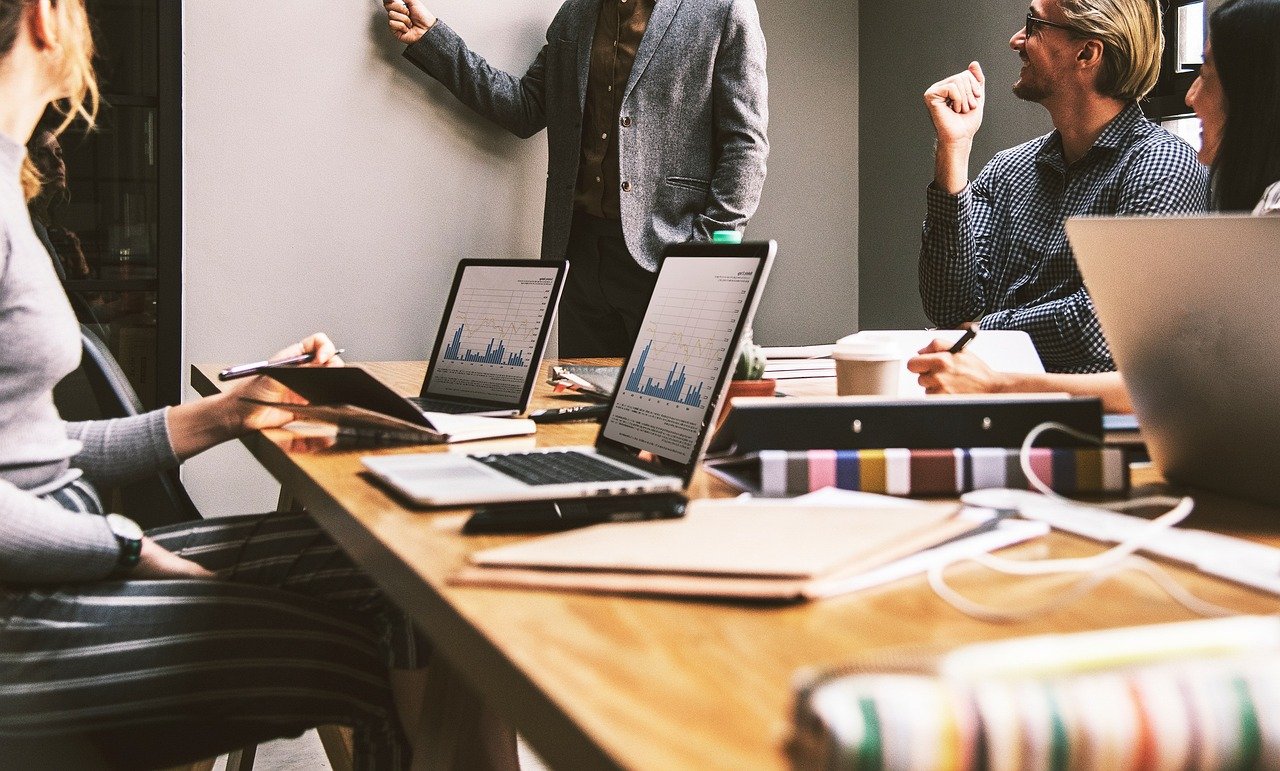 Equipe analisando estratégias de CRM em painel de vendas