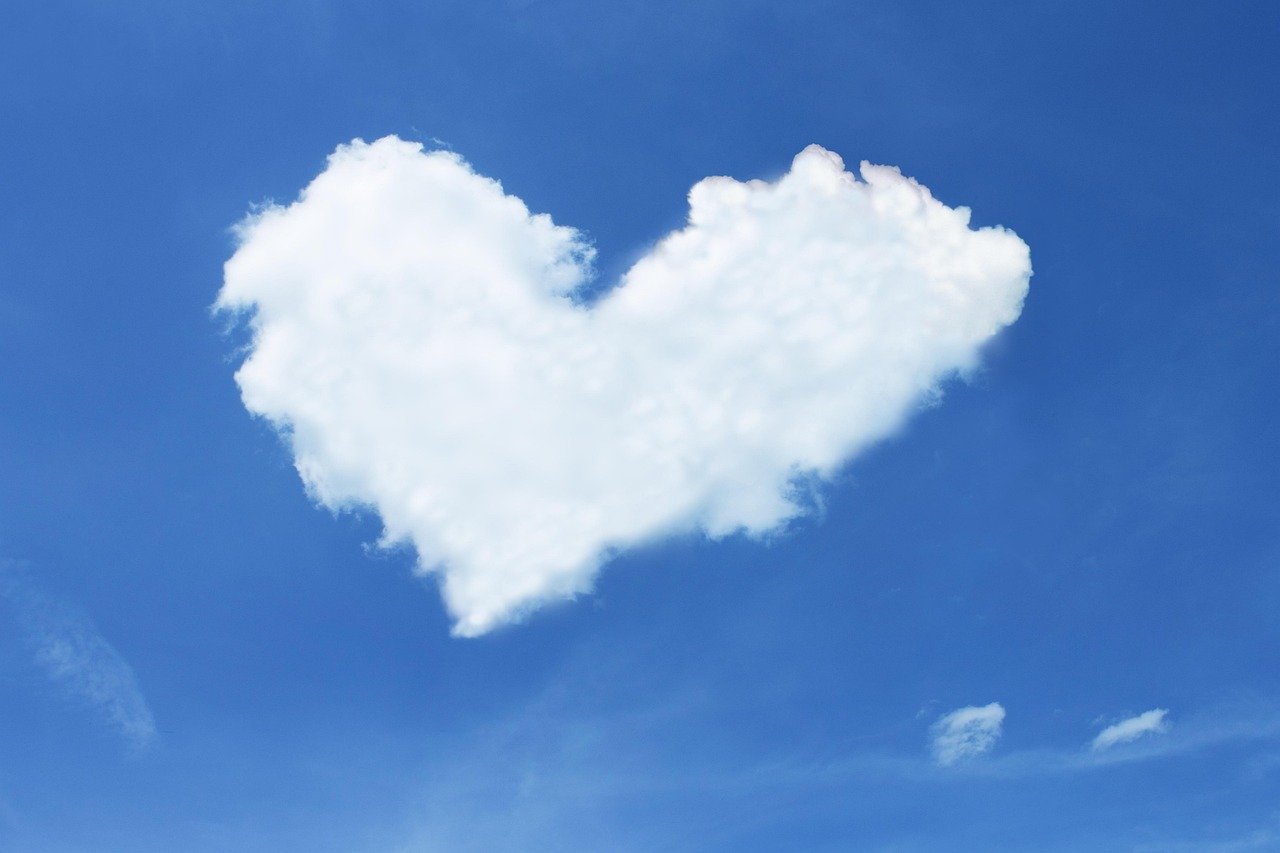 Profissional analisando CRM para aumentar a recorrência de vendas