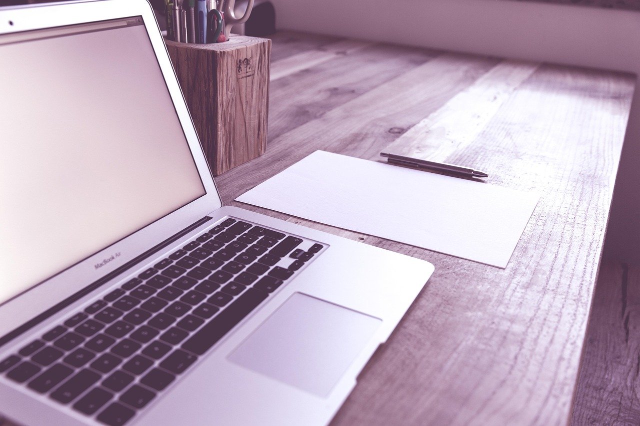 Tela com painel de CRM integrado exibindo dados de vendas