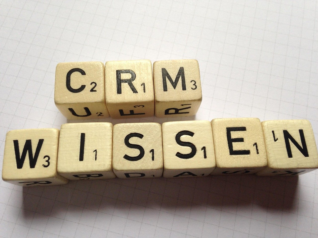 Vendedor usando CRM para vendedores em notebook durante o trabalho diário