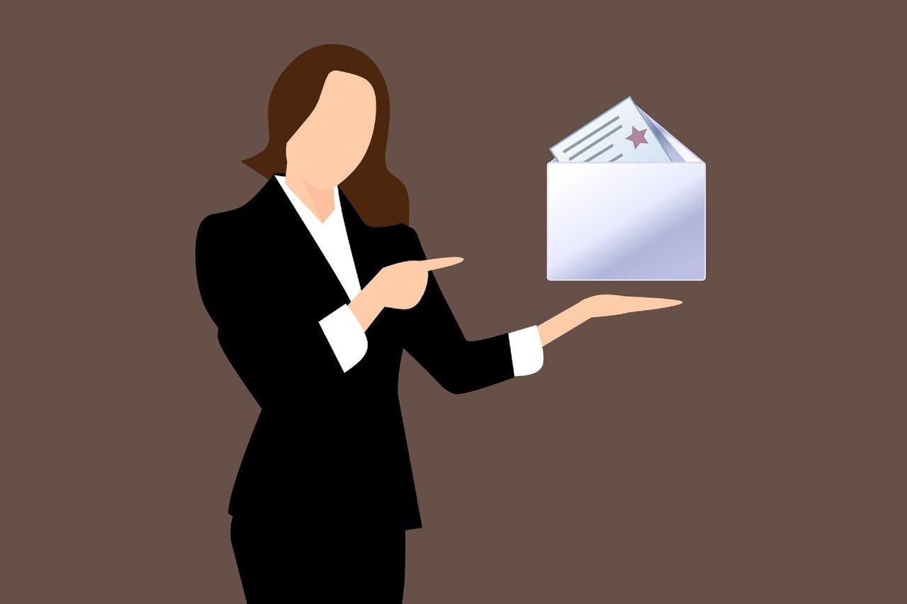 Profissional planejando sequência de e-mails para clientes recorrentes